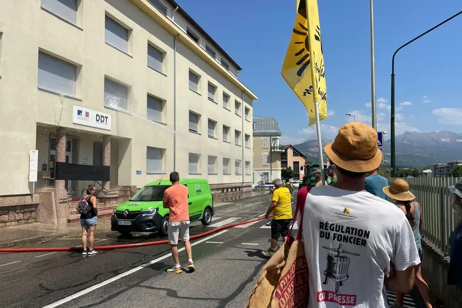 "De l'eau, il y en a encore !" : une vingtaine d'agriculteurs arrosent les services de l'Etat à Gap pour dénoncer un arrêté sécheresse