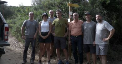 Début d'une pose de signalétique sur les sentiers du territoire intercommunal de Calvi-Balagne