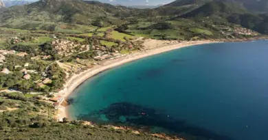 Découverte potentielle d’un engin explosif dans le golfe de Lava : la baignade autorisée sous conditions et la navigation toujours interdite