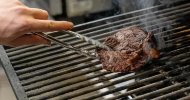 Découvrez cinq adresses de restaurants incontournables pour déguster des grillades au feu de bois à Montpellier