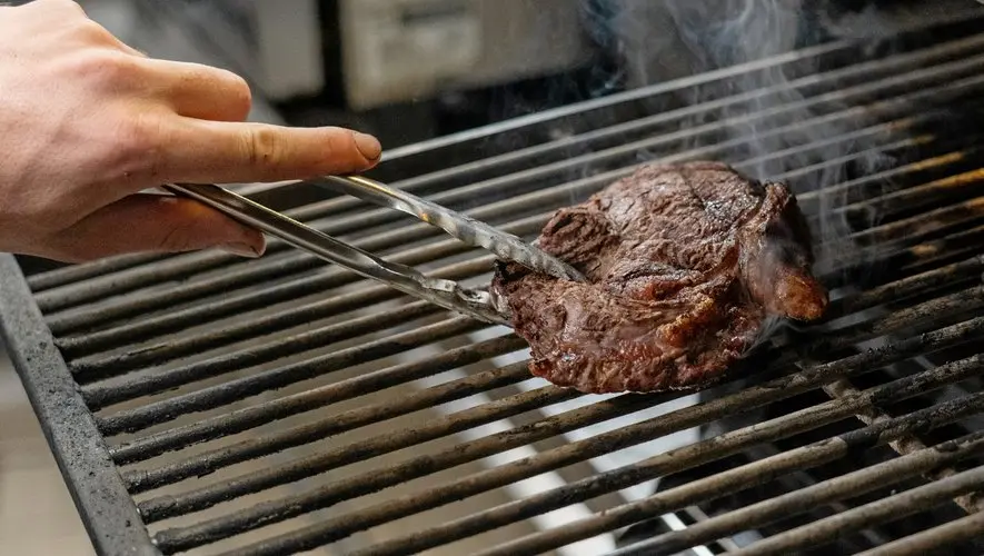 Découvrez cinq adresses de restaurants incontournables pour déguster des grillades au feu de bois à Montpellier