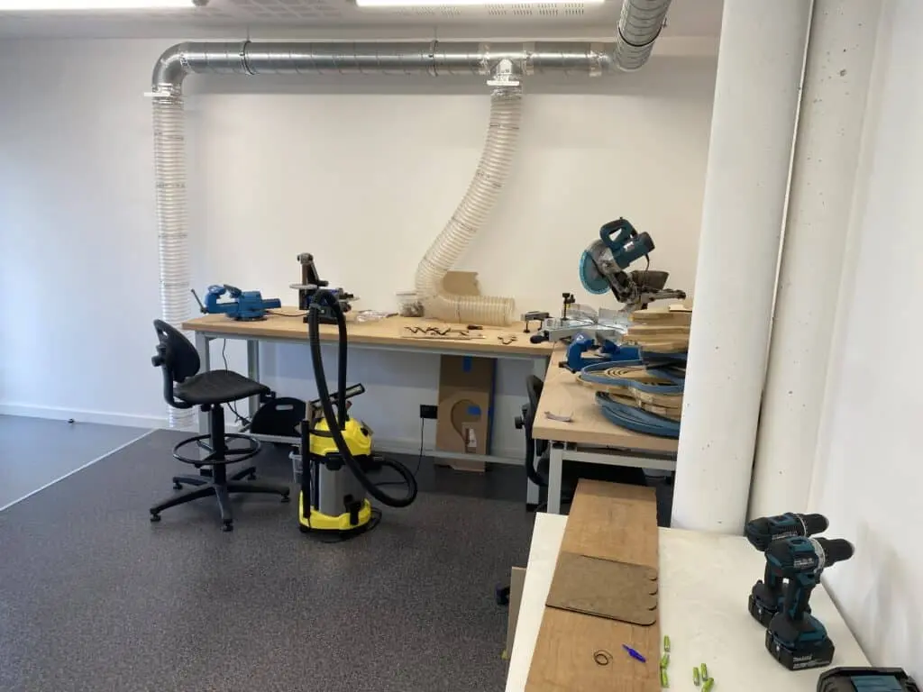 Découvrez les outils de notre atelier Fablab chez Avvia A Vela - Avvià