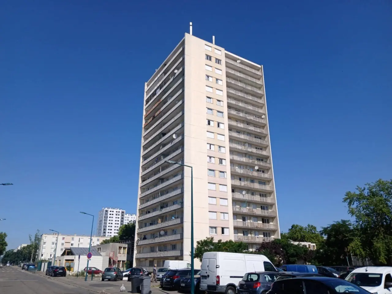 Décrépitude de la tour Mercure à Mantes-la-Jolie : le bailleur fait amende honorable et promet des travaux