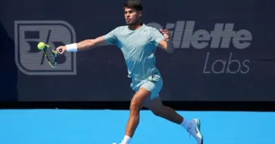 Un joueur de tennis s'apprête à frapper une balle d'un coup droit.