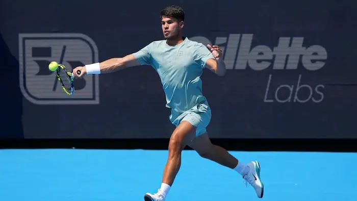 Un joueur de tennis s'apprête à frapper une balle d'un coup droit.