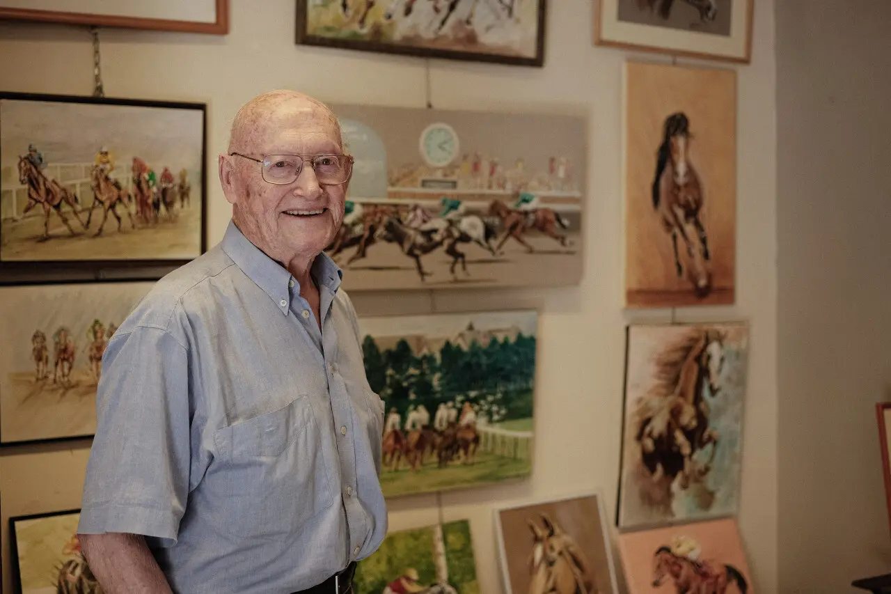 Depuis 20 ans, chaque été, René Sedillière expose ses toiles à l'hippodrome de Deauville-Clairefontaine