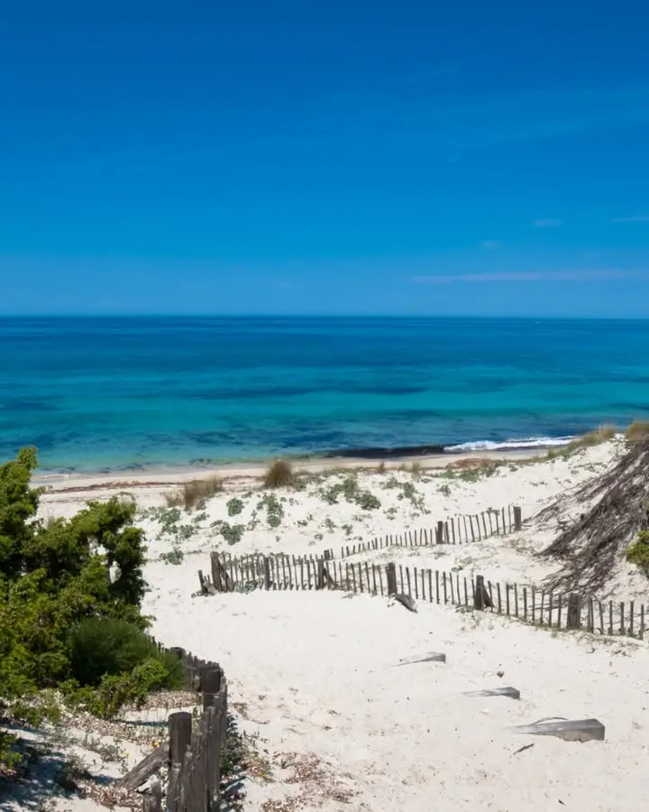 Depuis le port de #Bastia, cette plage préservée du désert des #Agriates est un petit trésor #corse, loin de l’agitation