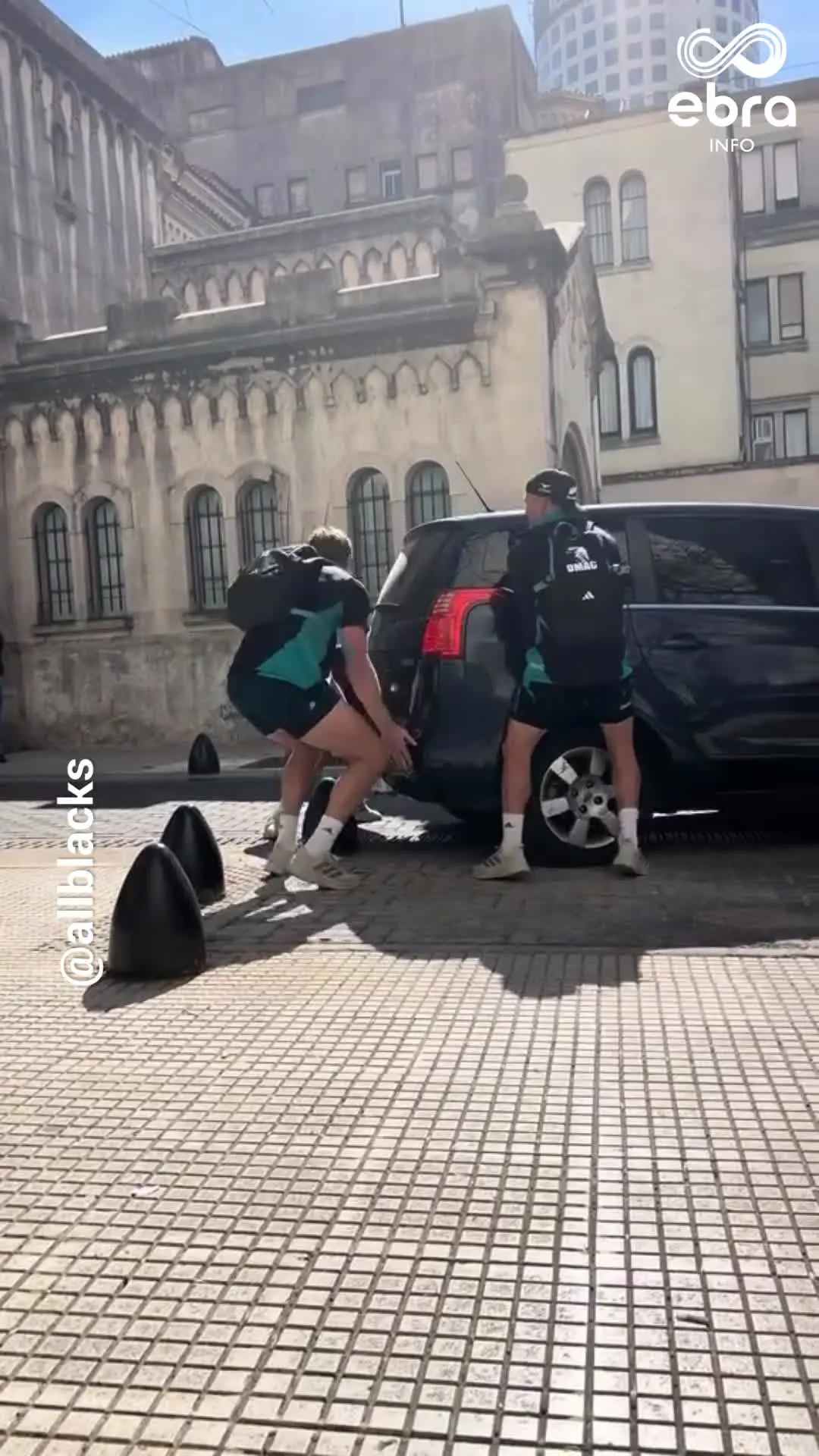 Des All Blacks viennent en aide à un conducteur coincé en Argentine