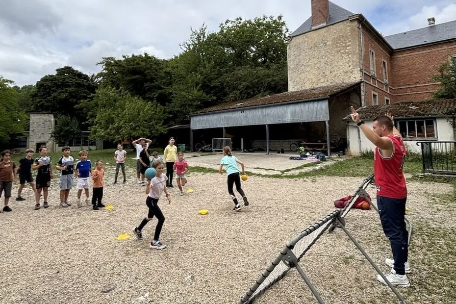 Des éducateurs itinérants amènent le sport dans les villages pour "réduire les disparités entre le milieu rural et urbain"