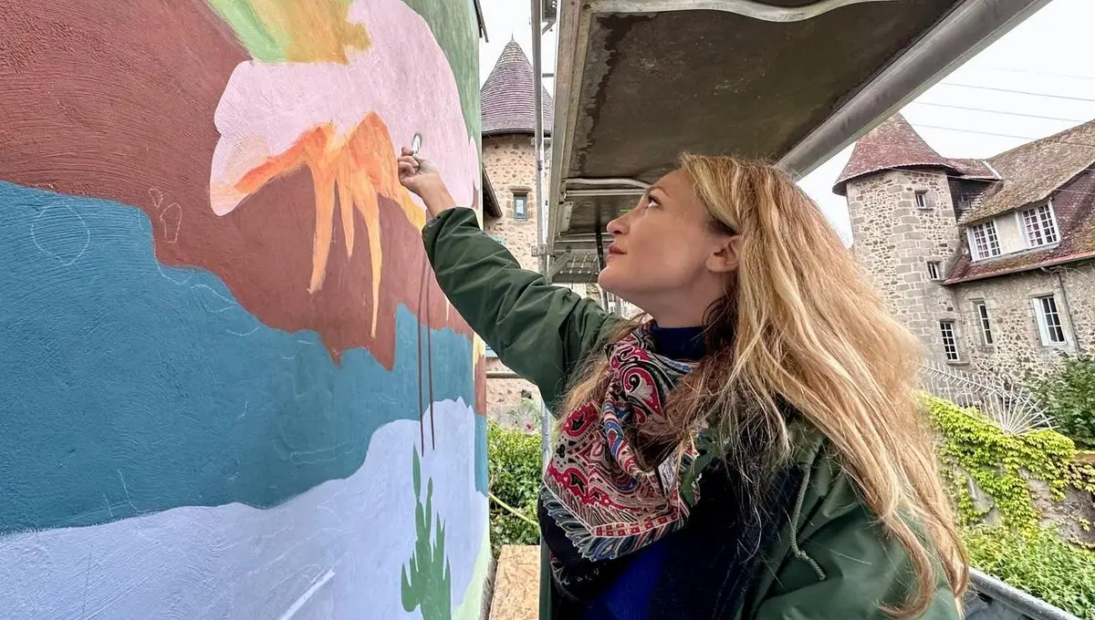 Des fresques géantes pour mettre de la couleur dans les rues d'Aubusson, avec un clin d'oeil au patrimoine de la ville - ici