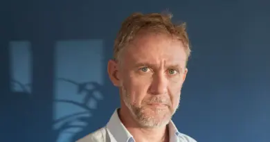 «Des obus, des fesses et des prothèses» d’Arno Bertina : Freaks palace