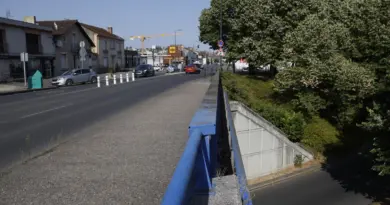 Des policiers portent secours à un jeune homme aux idées suicidaires, assis sur un pont, en Dordogne