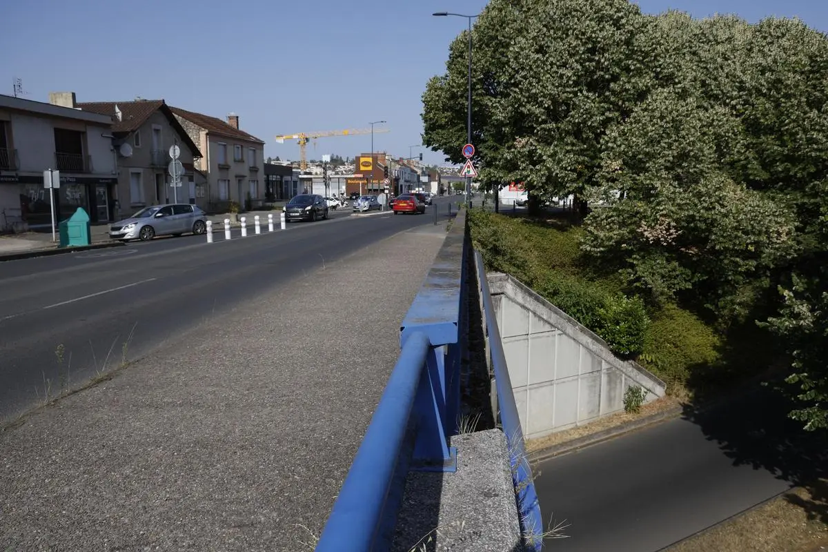 Des policiers portent secours à un jeune homme aux idées suicidaires, assis sur un pont, en Dordogne