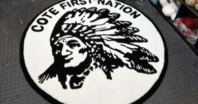 Un tapis que Shingoose McNab a confectionné pour la Première Nation de Cote en Saskatchewan.