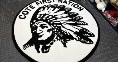 Un tapis que Shingoose McNab a confectionné pour la Première Nation de Cote en Saskatchewan.
