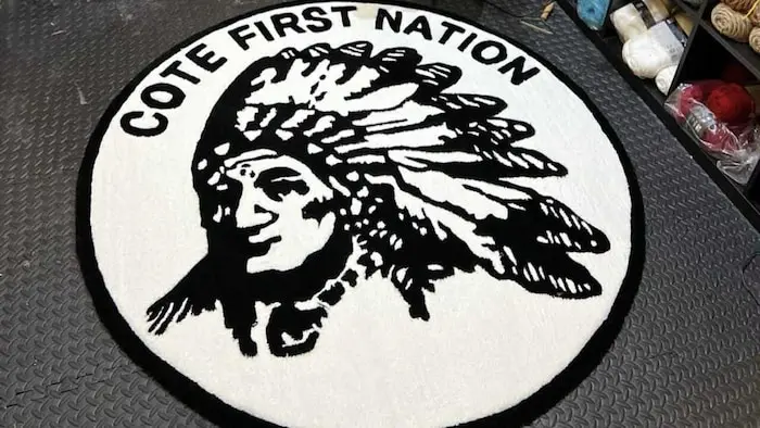 Un tapis que Shingoose McNab a confectionné pour la Première Nation de Cote en Saskatchewan.