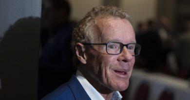 Le ministre du Travail du Québec, Jean Boulet, arrive à la réunion du caucus de la Coalition Avenir Québec à Sherbrooke, au Québec, le mercredi 24 janvier 2024.
