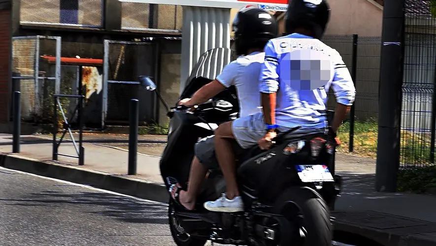 Deux adolescents grièvement blessés après une collision à scooter contre un arbre