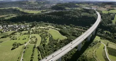 Direction Luxembourg: Un camion emboutit une voiture et continue de rouler sur l'autoroute allemande