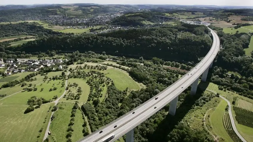 Direction Luxembourg: Un camion emboutit une voiture et continue de rouler sur l'autoroute allemande