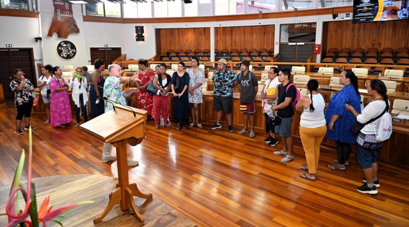 Dix-huit stagiaires du centre Horizons Francophones en visite à l’Assemblée
