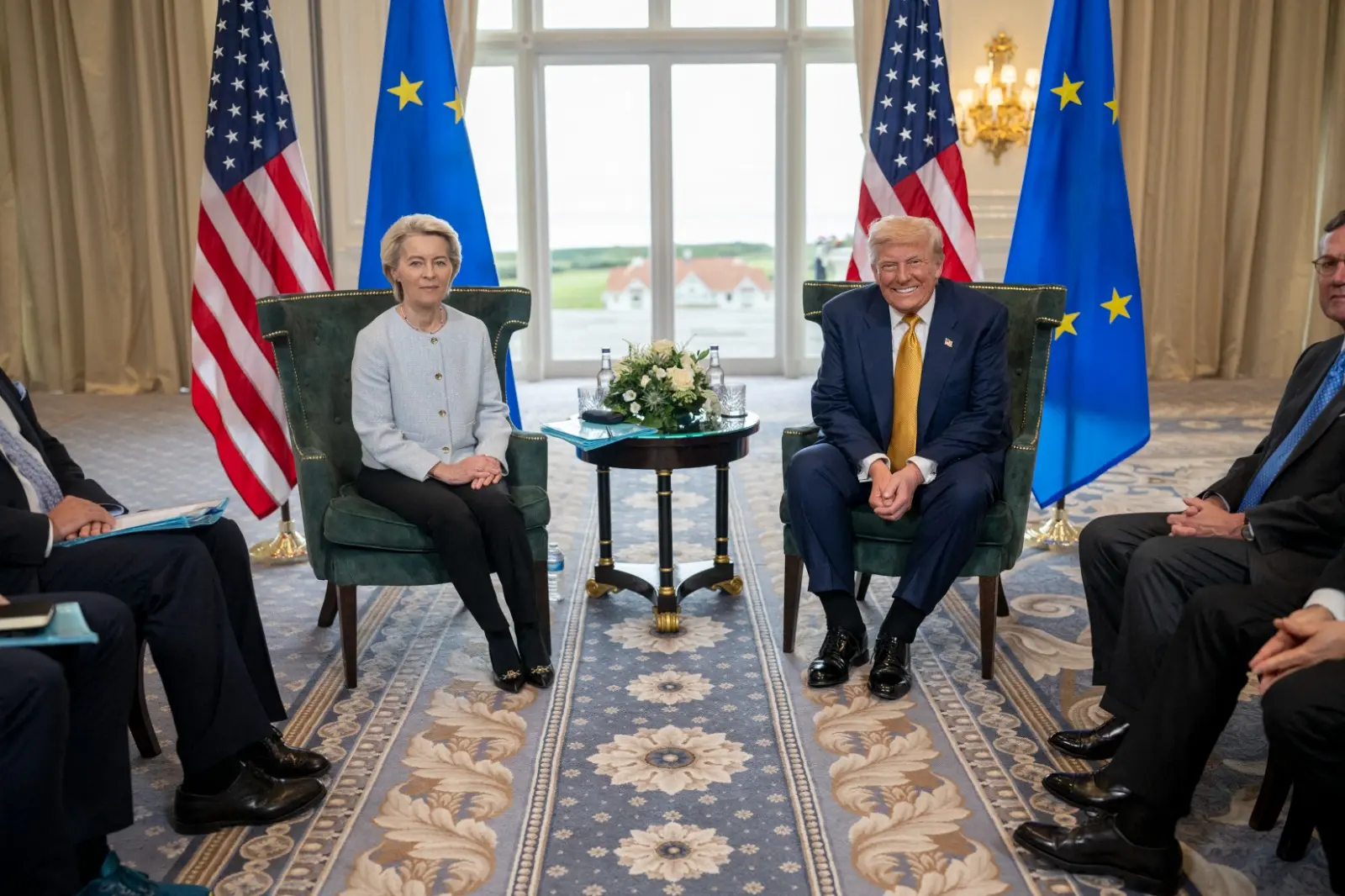 Droits de douane : l’UE suspend ses mesures de riposte après s’être fait tordre le bras par Donald Trump - L'Humanité