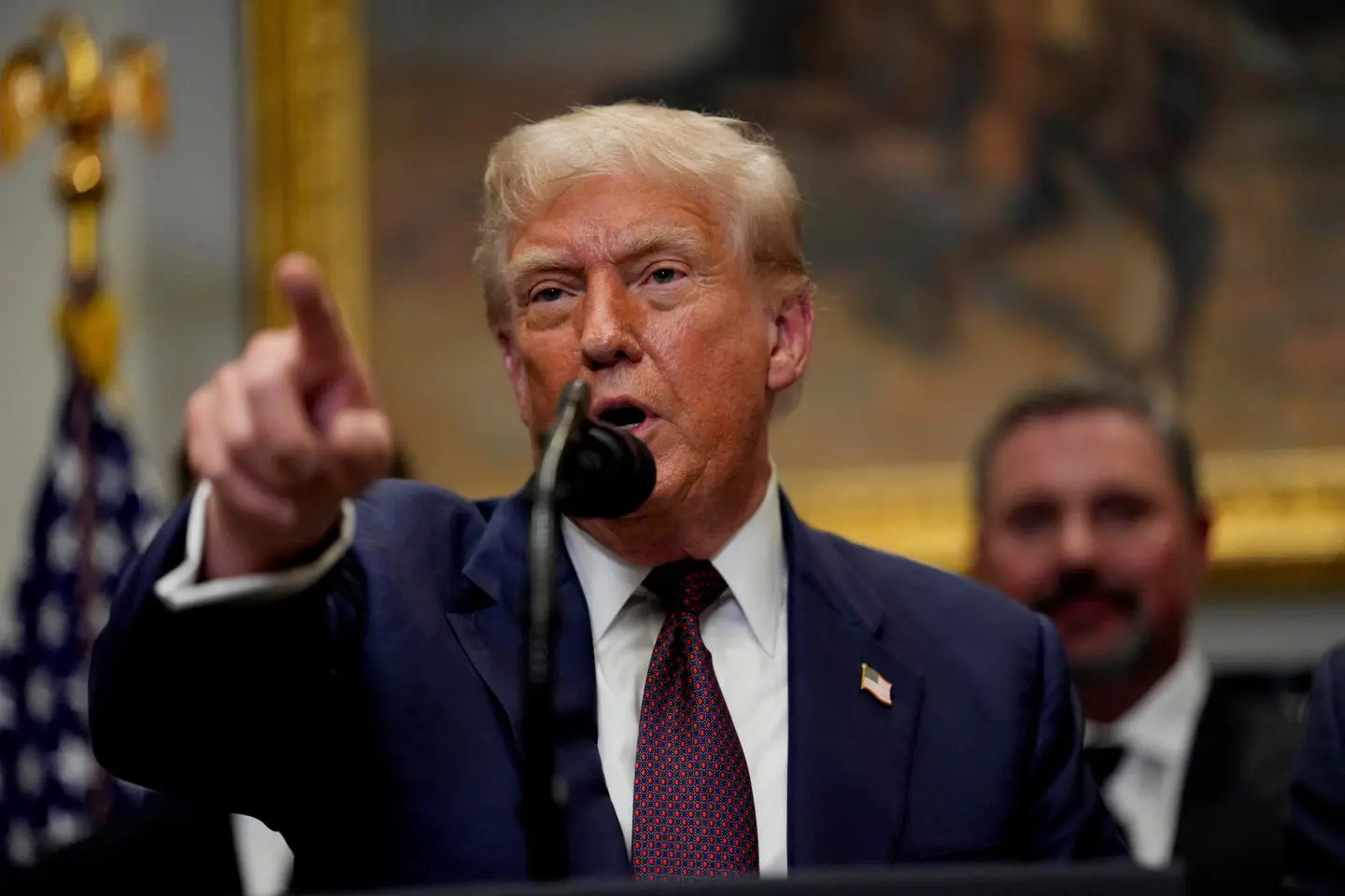 Droits de douane : l’entrée en vigueur des surtaxes américaines fixée au 7 août après la signature du décret par Donald Trump