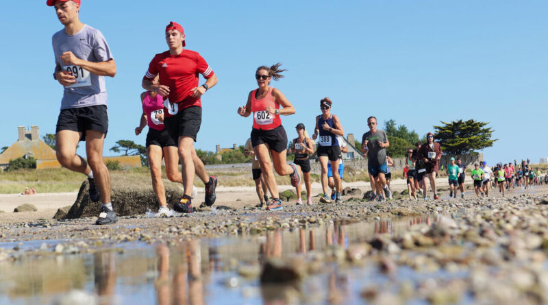 Ils étaient 1 700 au départ de la 21e Course du Run, ce dimanche 24 août 2025, à Saint-Vaast-la-Hougue (Manche). (© Nadine DJEBBAR)