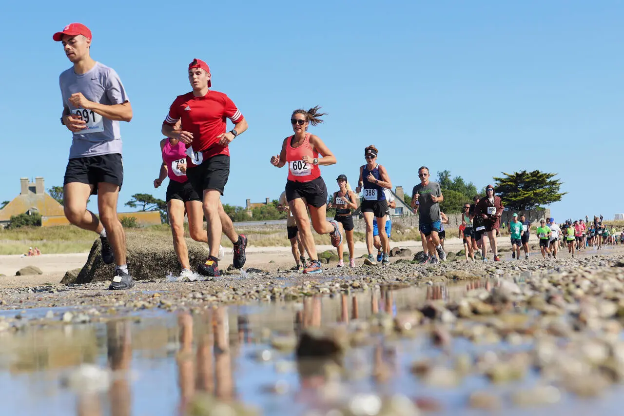 Ils étaient 1 700 au départ de la 21e Course du Run, ce dimanche 24 août 2025, à Saint-Vaast-la-Hougue (Manche). (© Nadine DJEBBAR)
