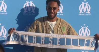 EN IMAGES. "Cette année, on va tout péter" : les supporters de l'OM accueillent Aubameyang dans la ferveur