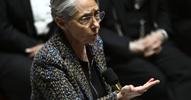Élisabeth Borne dégaine son  " cerveau auxiliaire " : une IA bientôt dans les cartables des profs