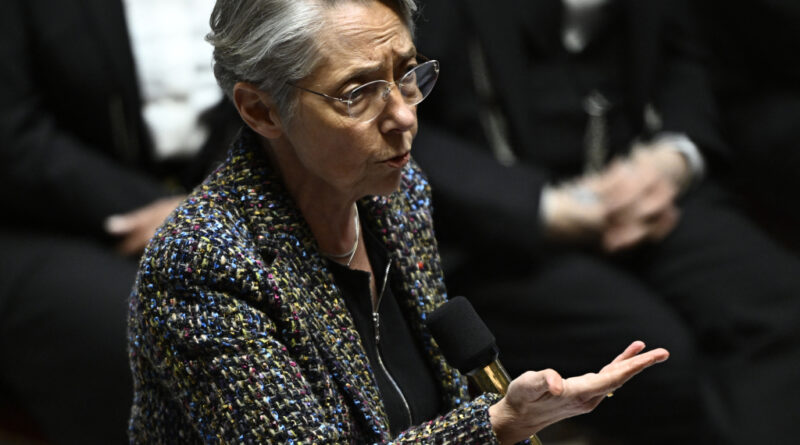 Élisabeth Borne dégaine son  " cerveau auxiliaire " : une IA bientôt dans les cartables des profs