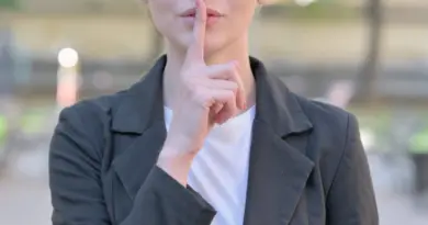 Elle conteste son licenciement : personne ne lui a dit cette phrase qu'on entend dans toutes les séries policières américaines