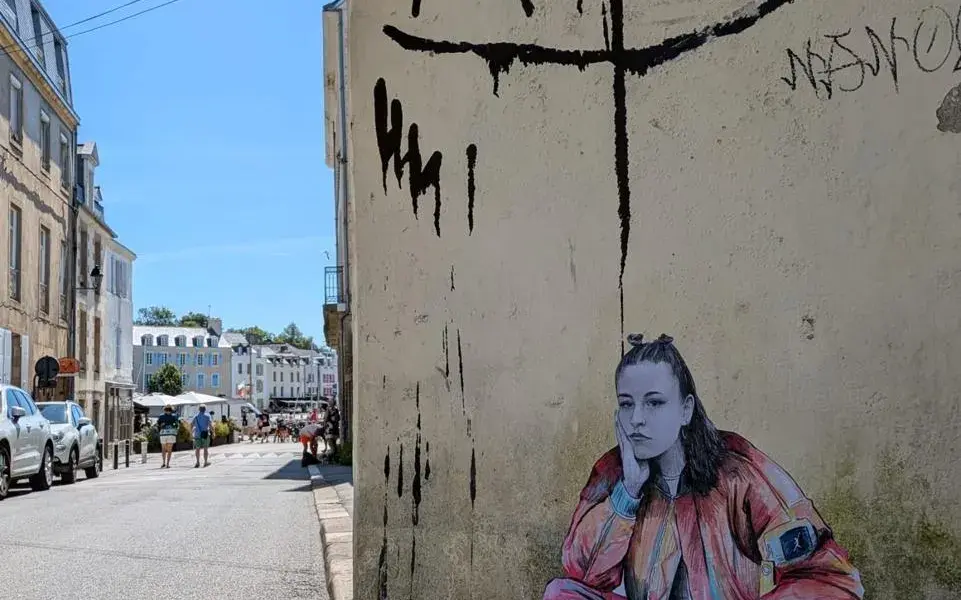 Elle pose des collages sur les murs de Vannes pour dénoncer les violences faites aux femmes
