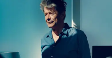 Emmanuel Carrère s’explique sur « Kolkhoze » : entretien avec l’écrivain qui publie son « roman familial »
