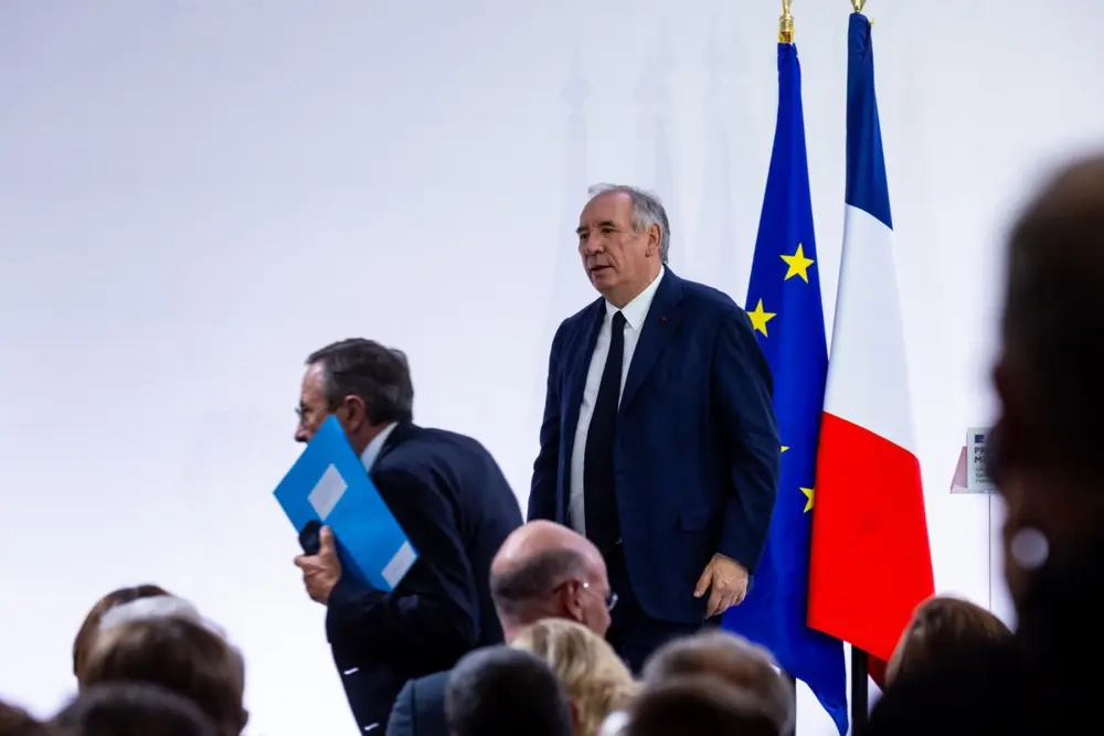 En attendant la chute de Bayrou, le spectre d’une nouvelle dissolution - Euractiv FR