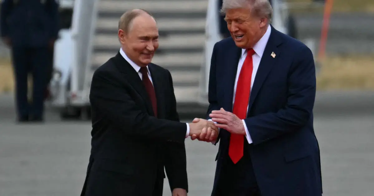 En images. Revivez la poignée de main historique entre Donald Trump et Vladimir Poutine