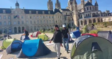 En soutien aux sans-abri de la Presqu'île, ils montent un campement devant la mairie de Caen