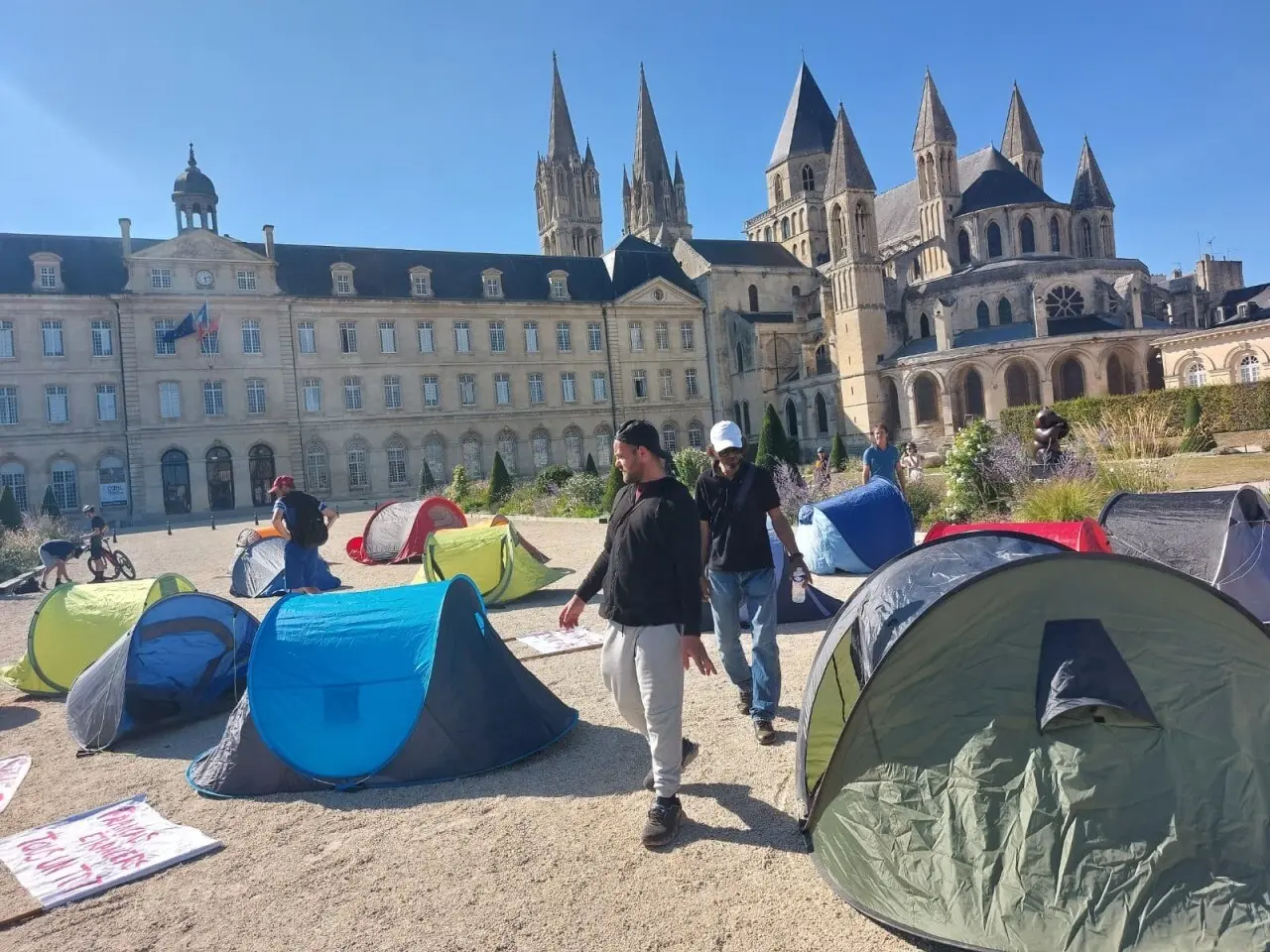 En soutien aux sans-abri de la Presqu'île, ils montent un campement devant la mairie de Caen