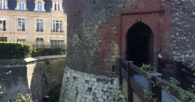 En voulant récupérer son téléphone, il se retrouve bloqué dans le Donjon de Rouen