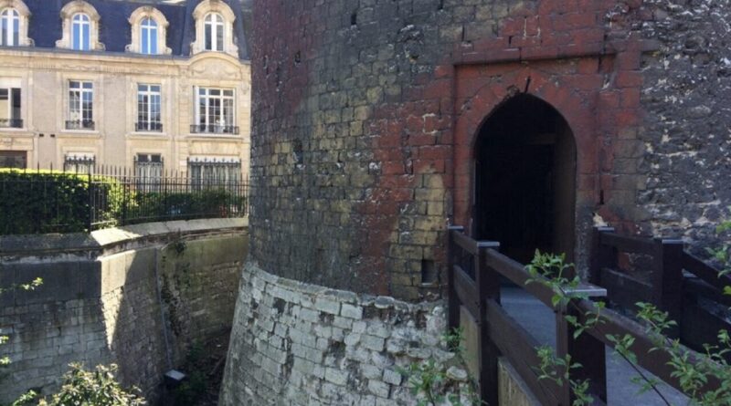 En voulant récupérer son téléphone, il se retrouve bloqué dans le Donjon de Rouen