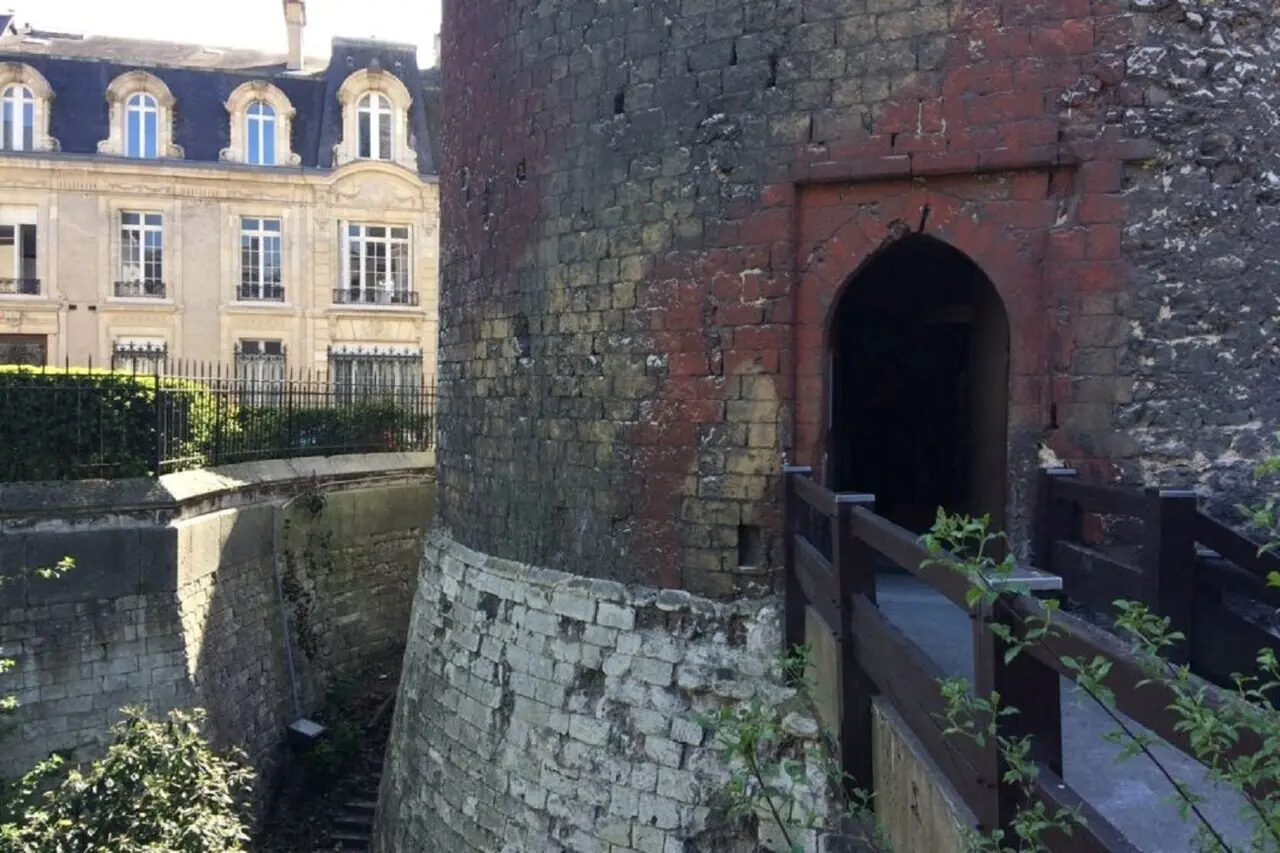 En voulant récupérer son téléphone, il se retrouve bloqué dans le Donjon de Rouen