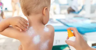 Entre protection UV et pollution des écosystèmes marins, la crème solaire fait des vagues