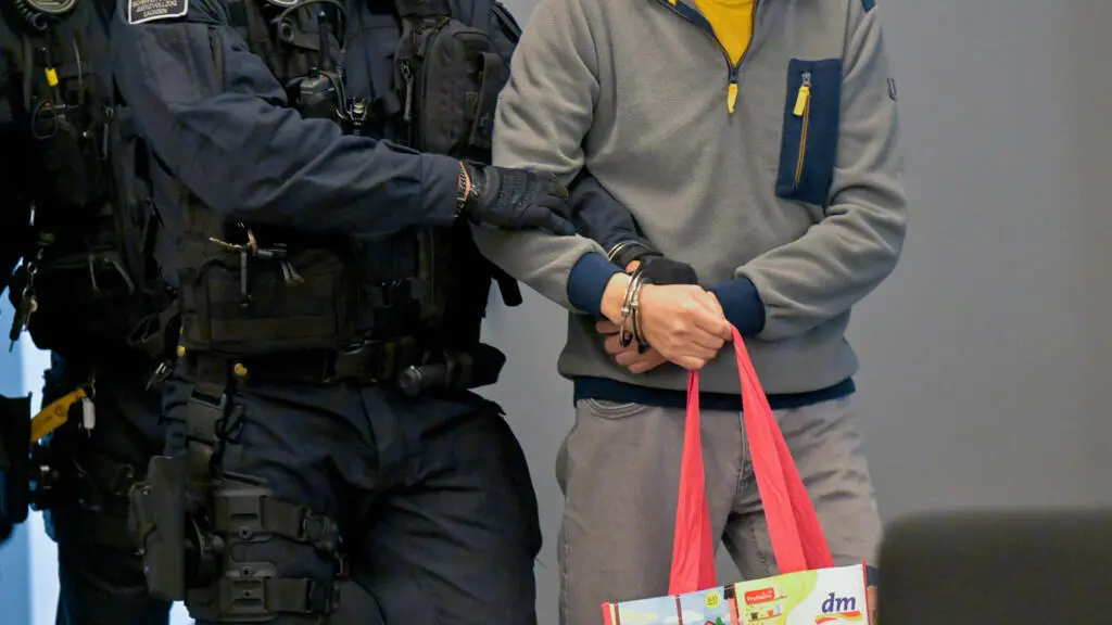 Espionnage pour la Chine : un ex-collaborateur de l'extrême droite allemande face aux juges