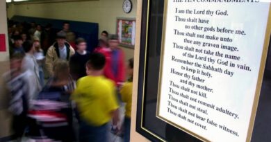 États-Unis : pourquoi l’affichage des Dix Commandements dans les écoles fait polémique ?