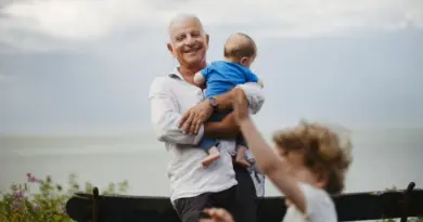 Etre grand-parent en 2025 : «Les grandes tables, les promenades à la mer... c’est le temps d’avant qui revient, mais d’une autre façon», par Serge Hefez