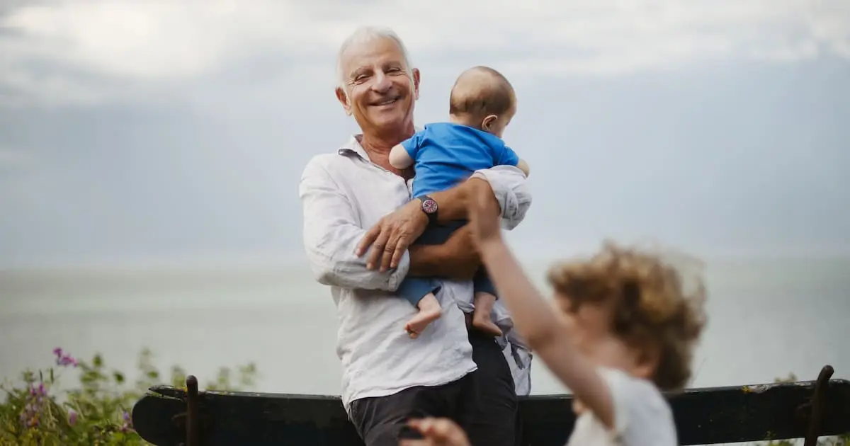 Etre grand-parent en 2025 : «Les grandes tables, les promenades à la mer... c’est le temps d’avant qui revient, mais d’une autre façon», par Serge Hefez