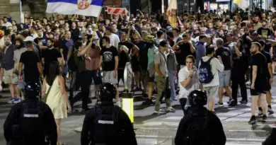 Étudiants face aux milices et à la police: la nuit où la Serbie a basculé
