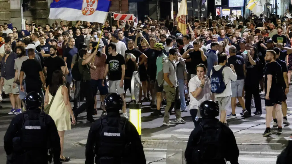 Étudiants face aux milices et à la police: la nuit où la Serbie a basculé
