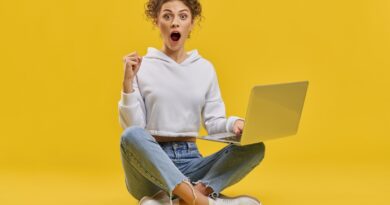 femme contente de pouvoir se protéger avec expressvpn